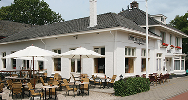 Pand en terras van Fletcher Hotel-Restaurant Het Veluwse Bos