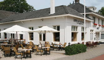 Pand en terras van Fletcher Hotel-Restaurant Het Veluwse Bos